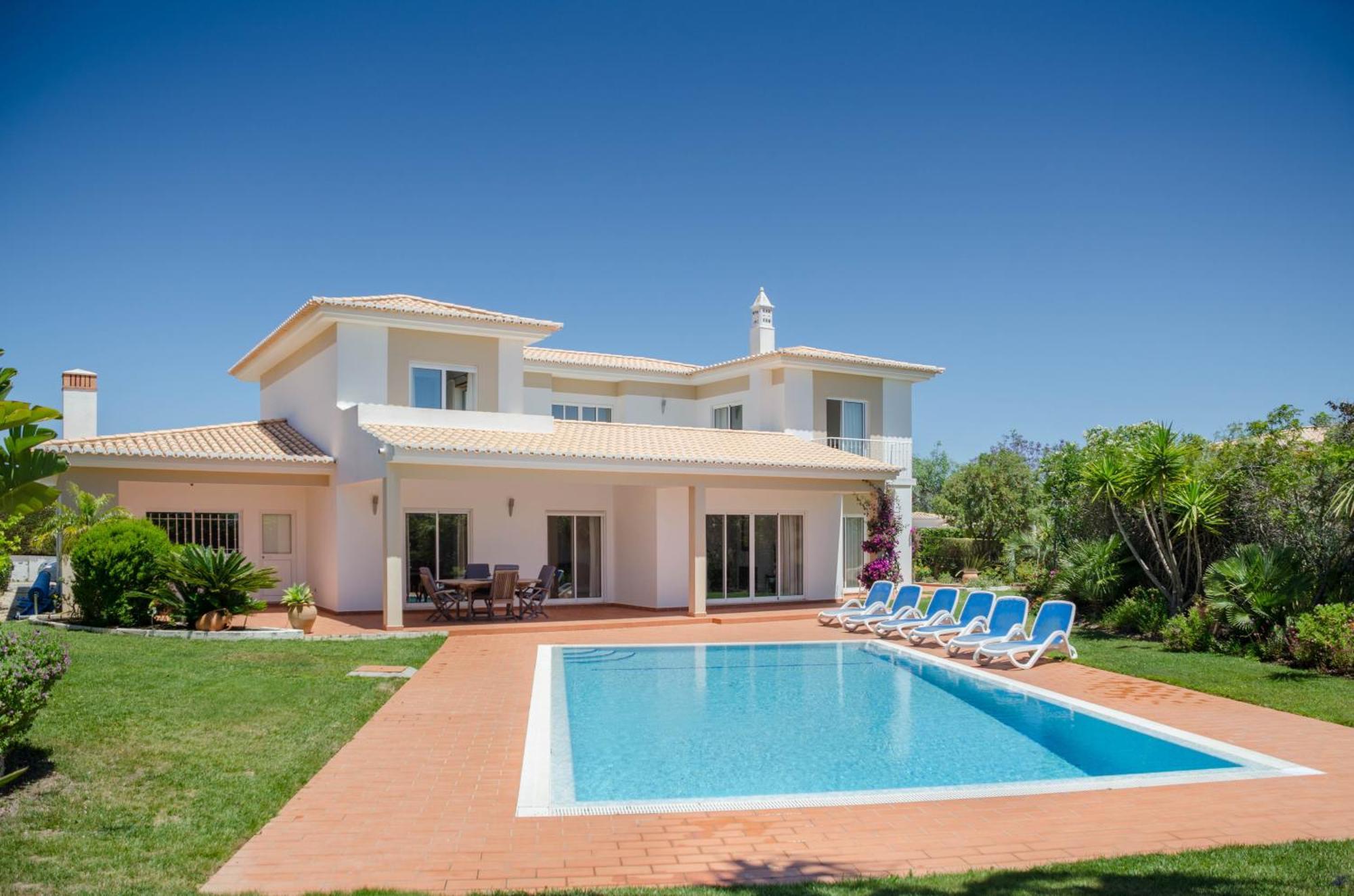 Villa Montanha, Luxury Coastal Villa, With Swimming Pool, Loungers And Alfresco Dining, 10 Min Walk To The Beautiful Praia Da Luz Beach, Shops, Bars And Restaurants! المظهر الخارجي الصورة