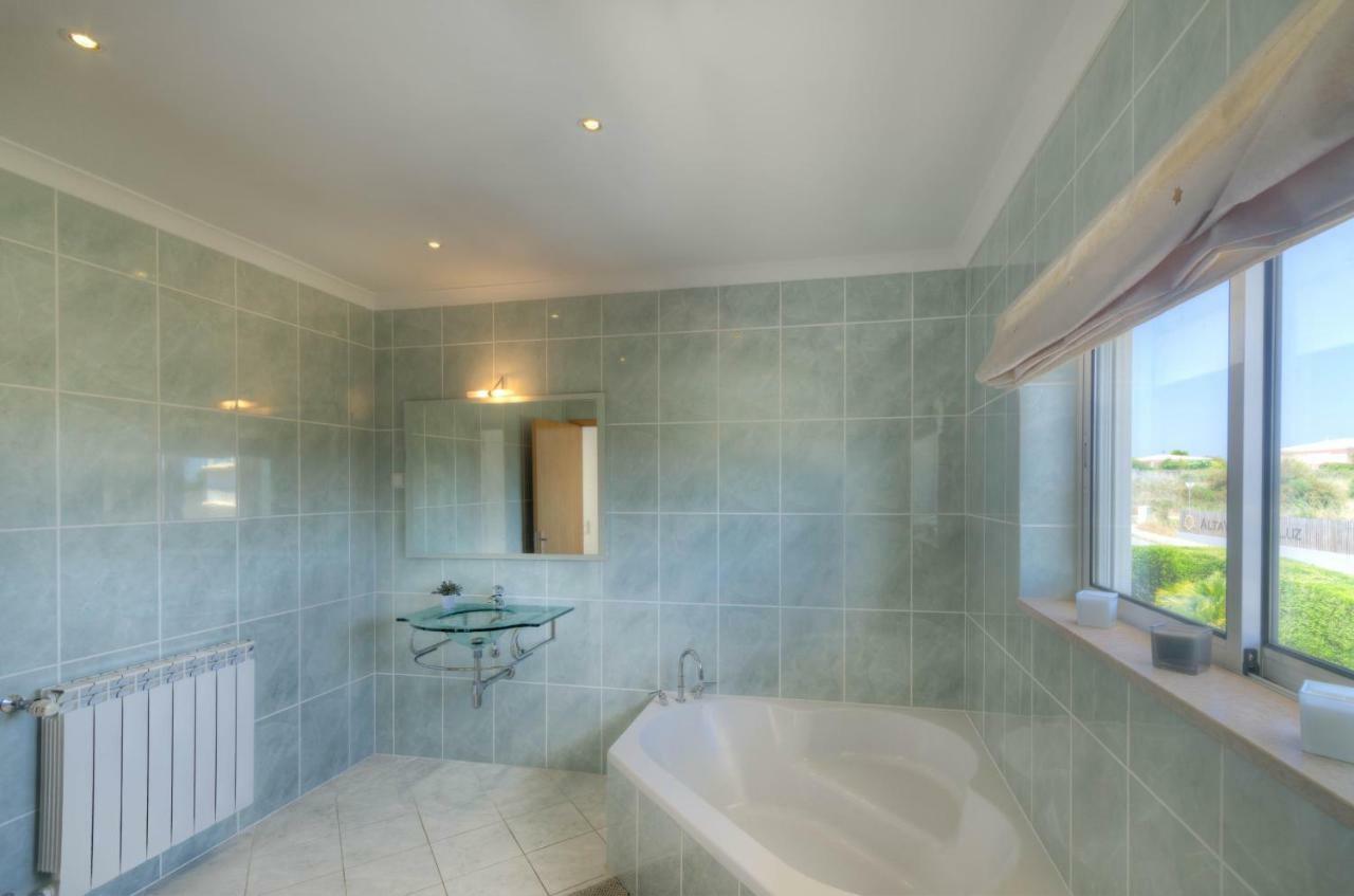 Villa Montanha, Luxury Coastal Villa, With Swimming Pool, Loungers And Alfresco Dining, 10 Min Walk To The Beautiful Praia Da Luz Beach, Shops, Bars And Restaurants! المظهر الخارجي الصورة